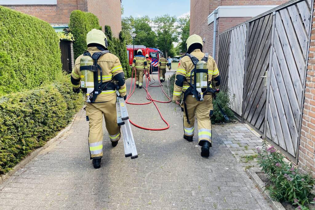 Dak van schuur in brand