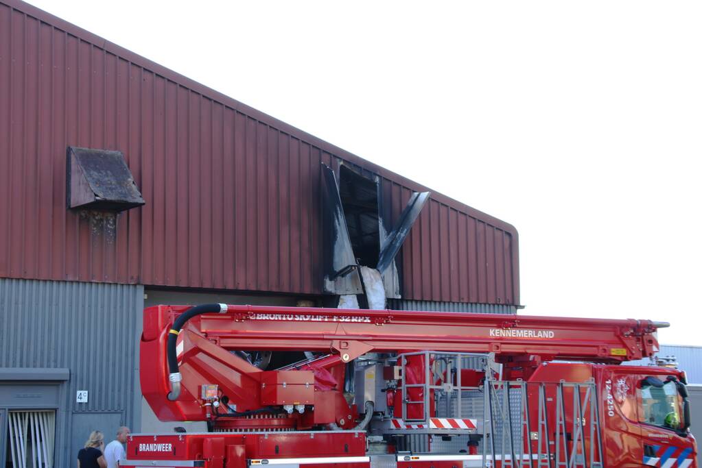 Grote schade aan bedrijfspand door overslaande containerbrand