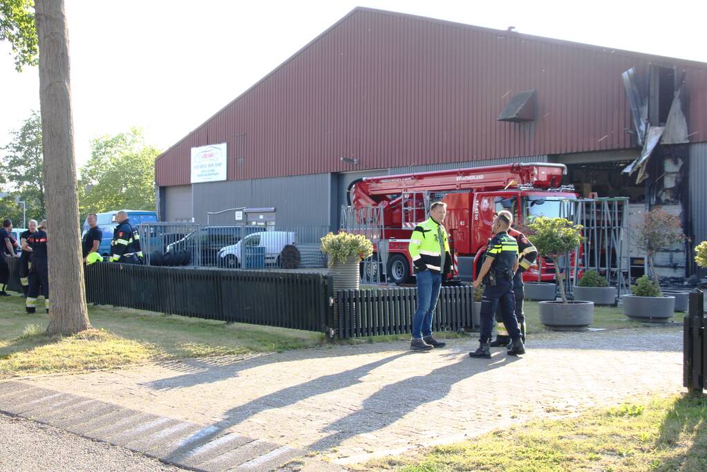 Grote schade aan bedrijfspand door overslaande containerbrand
