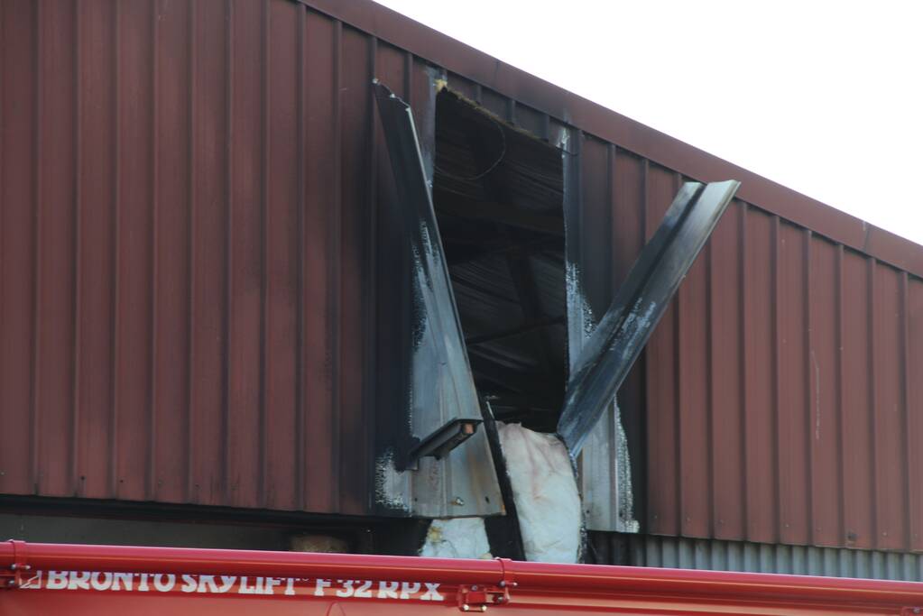 Grote schade aan bedrijfspand door overslaande containerbrand