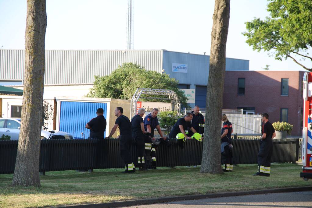 Grote schade aan bedrijfspand door overslaande containerbrand