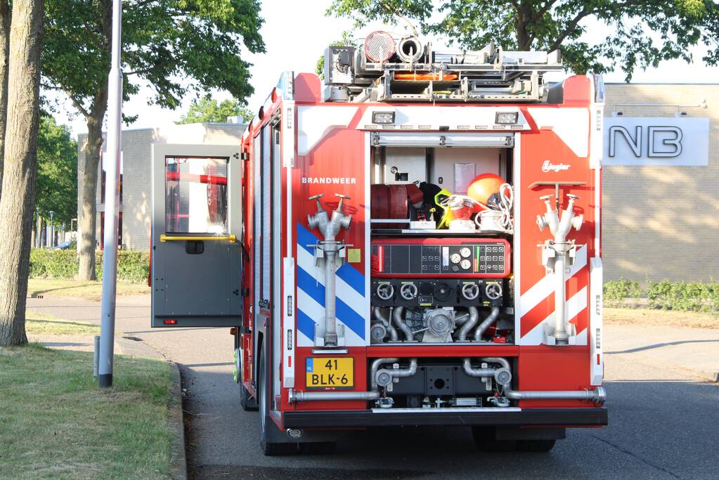 Grote schade aan bedrijfspand door overslaande containerbrand