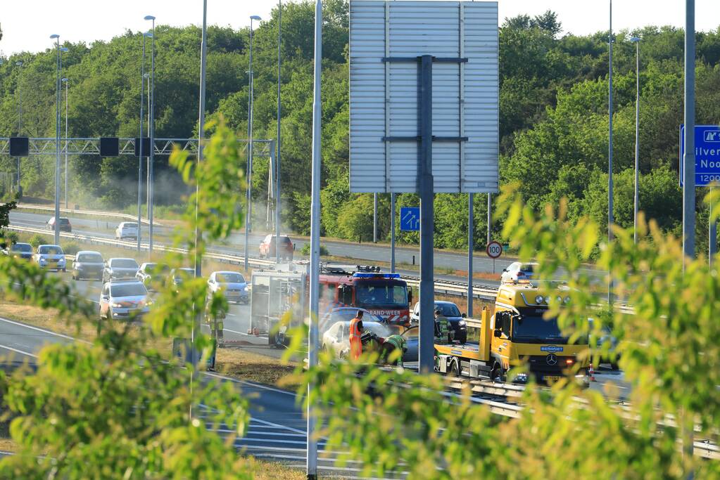 Bestuurder redt gereedschap uit in vlammen opgaande auto