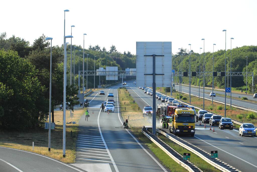 Bestuurder redt gereedschap uit in vlammen opgaande auto
