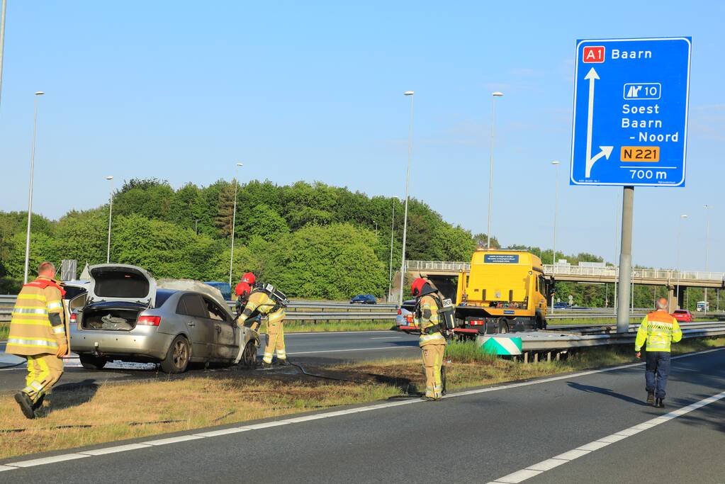 Bestuurder redt gereedschap uit in vlammen opgaande auto