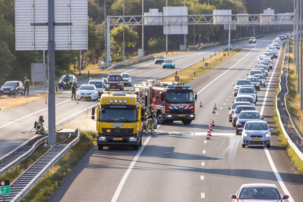 Bestuurder redt gereedschap uit in vlammen opgaande auto