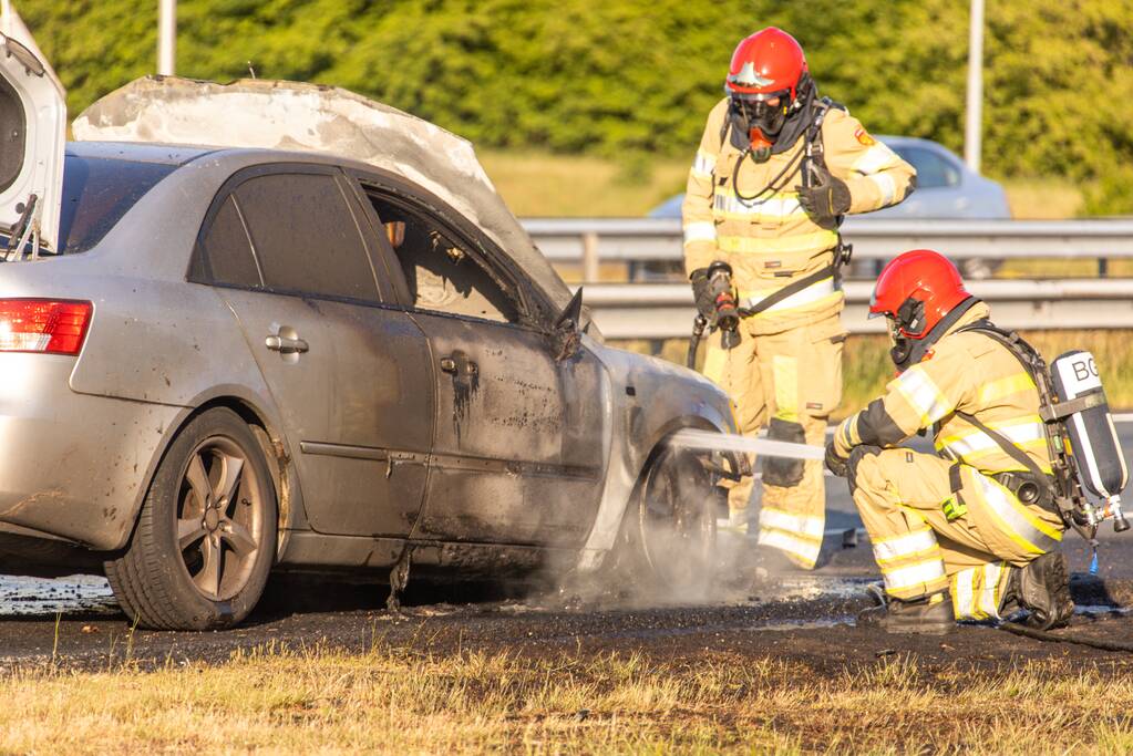 Bestuurder redt gereedschap uit in vlammen opgaande auto