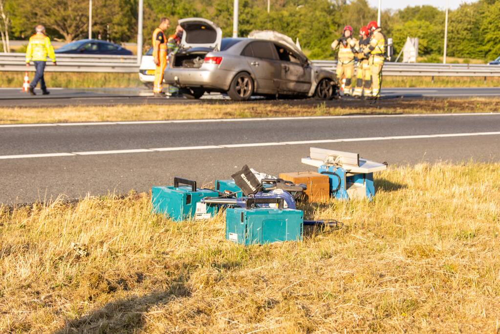Bestuurder redt gereedschap uit in vlammen opgaande auto