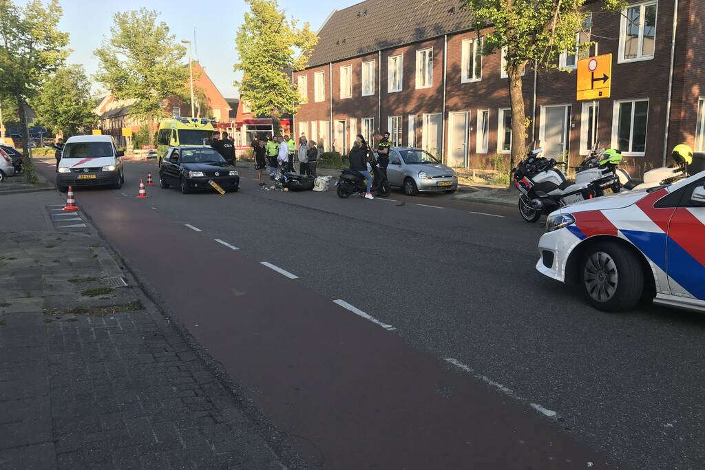 Scooterbestuurder gewond bij aanrijding met personenauto