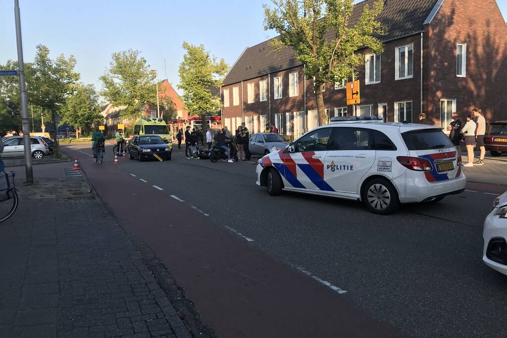 Scooterbestuurder gewond bij aanrijding met personenauto