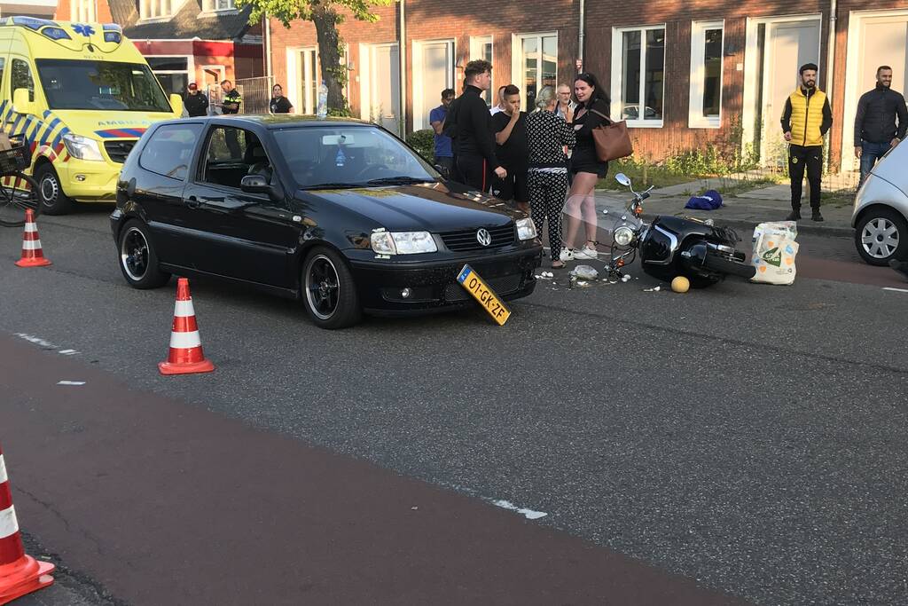 Scooterbestuurder gewond bij aanrijding met personenauto