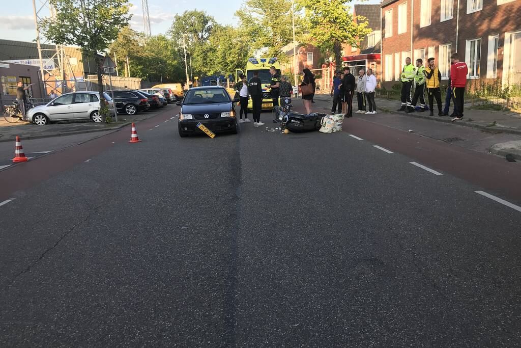 Scooterbestuurder gewond bij aanrijding met personenauto