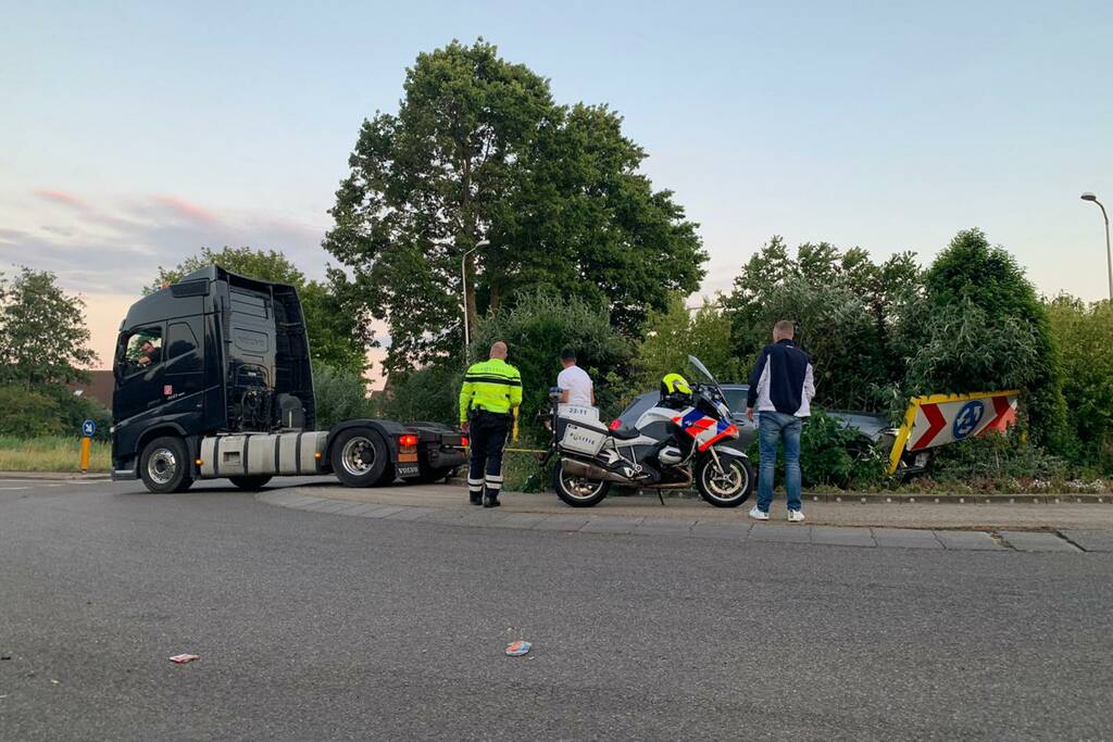 Mercedes rijdt rechtdoor rotonde op na uitwijkmanoeuvre