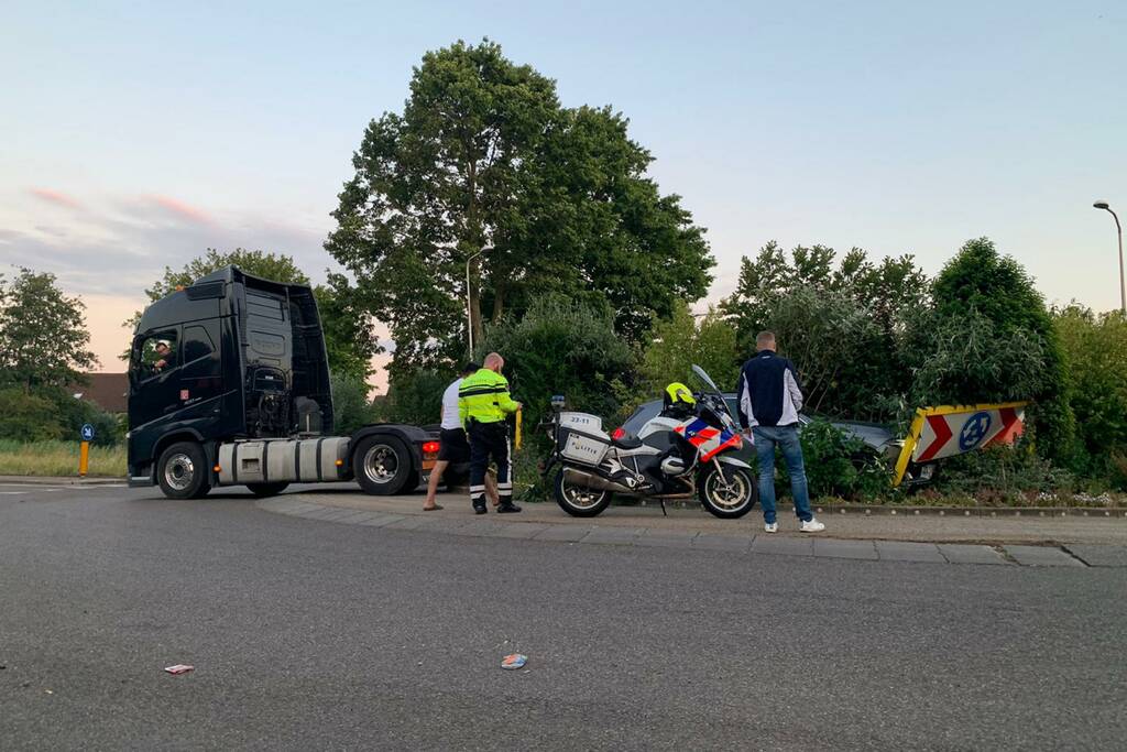 Mercedes rijdt rechtdoor rotonde op na uitwijkmanoeuvre