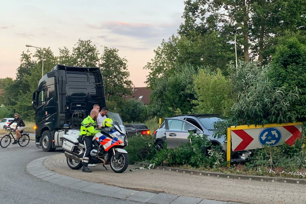 Mercedes rijdt rechtdoor rotonde op na uitwijkmanoeuvre