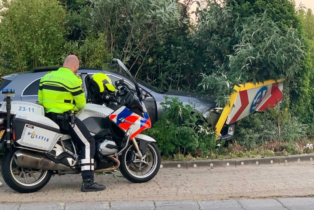 Mercedes rijdt rechtdoor rotonde op na uitwijkmanoeuvre
