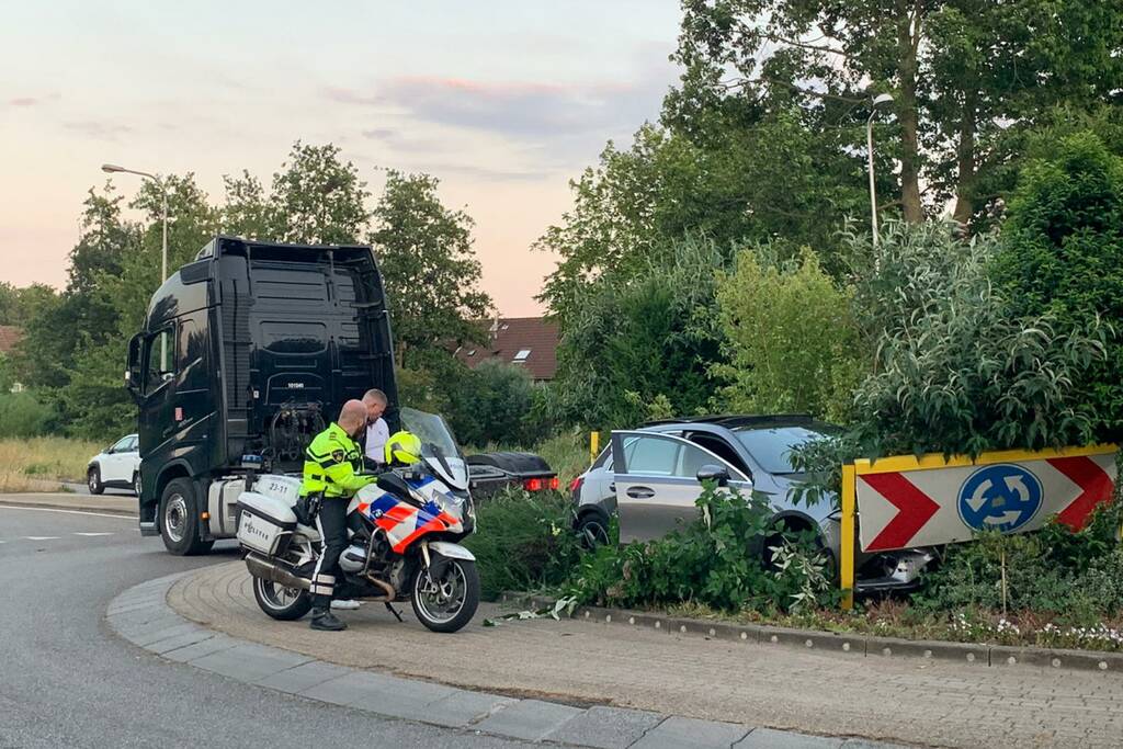 Mercedes rijdt rechtdoor rotonde op na uitwijkmanoeuvre