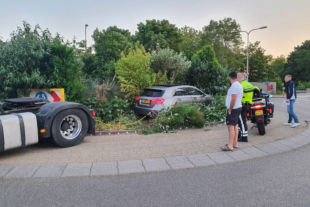 Mercedes rijdt rechtdoor rotonde op na uitwijkmanoeuvre