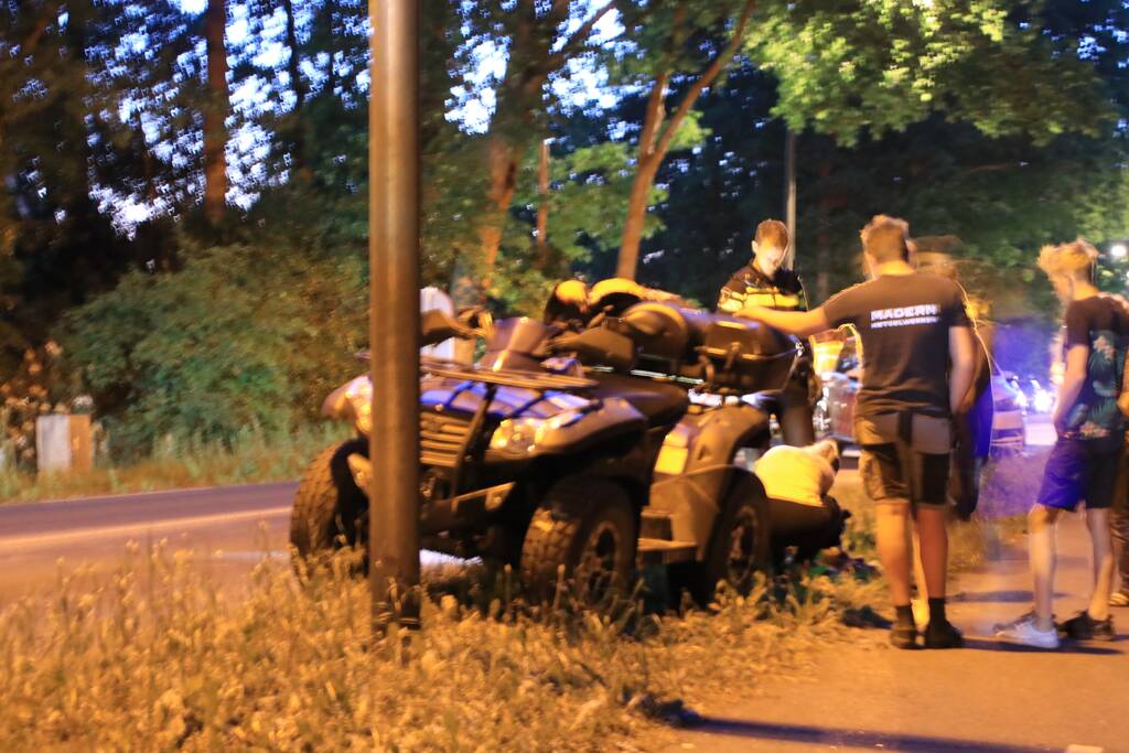 Quad slaat meerdere malen over de kop