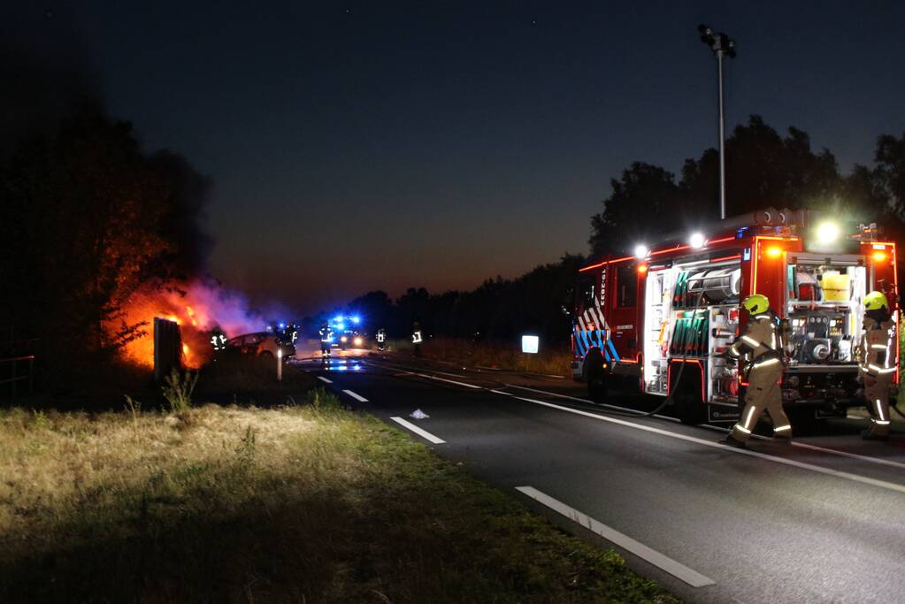 Auto's vliegen in brand na frontale aanrijding