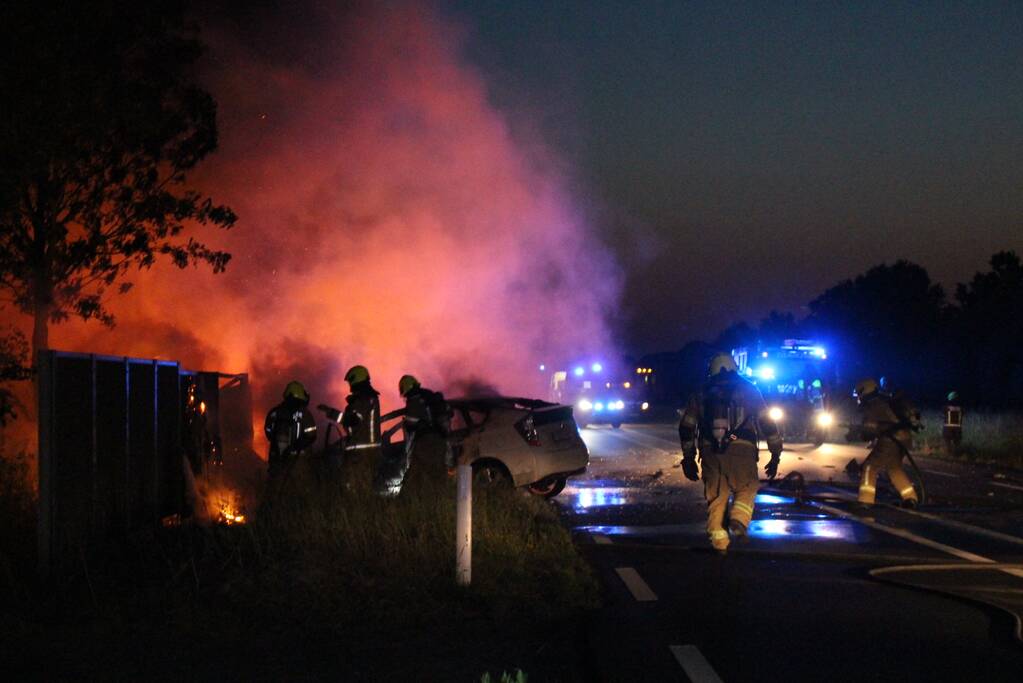 Auto's vliegen in brand na frontale aanrijding