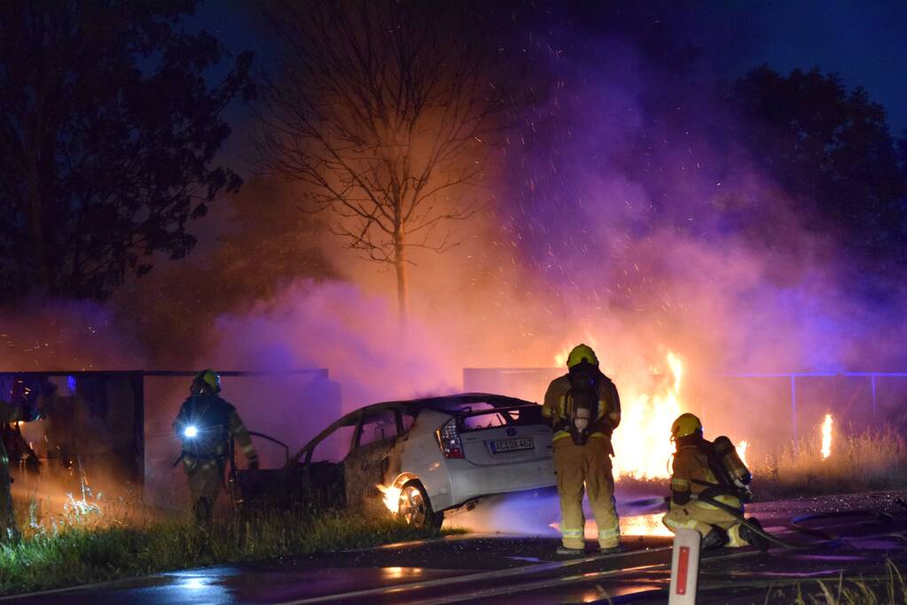 Auto's vliegen in brand na frontale aanrijding