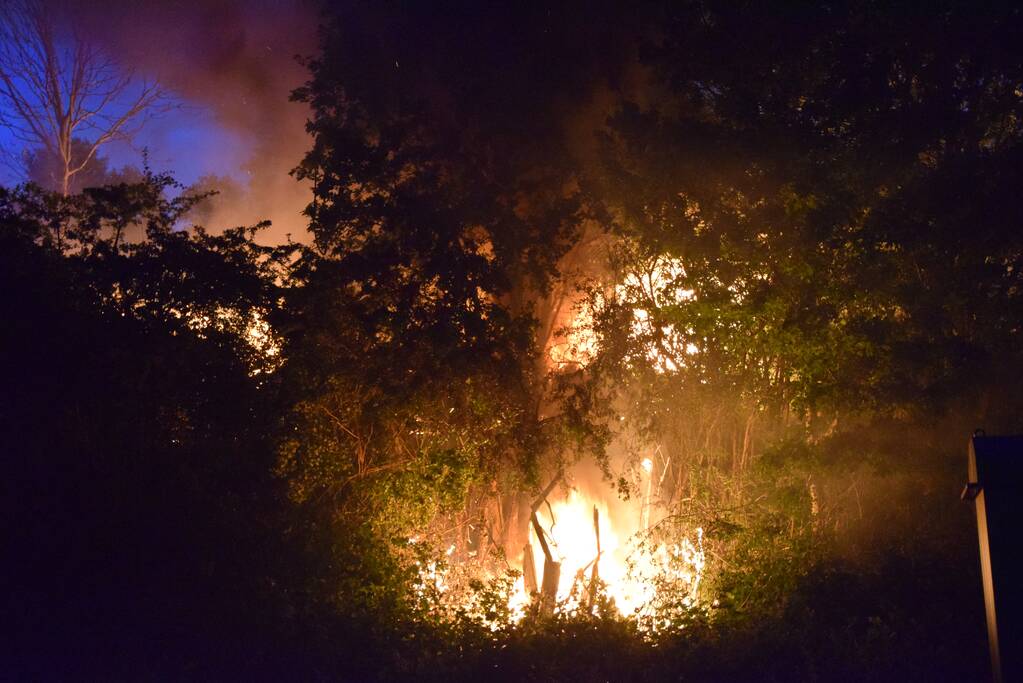 Auto's vliegen in brand na frontale aanrijding