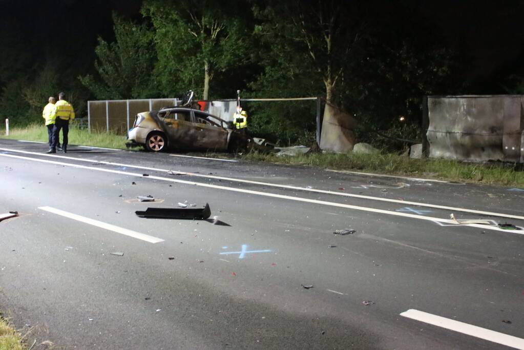 Auto's vliegen in brand na frontale aanrijding