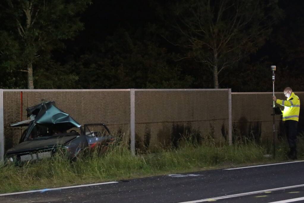 Auto's vliegen in brand na frontale aanrijding