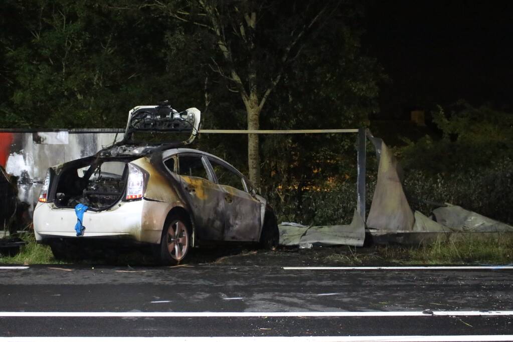 Auto's vliegen in brand na frontale aanrijding