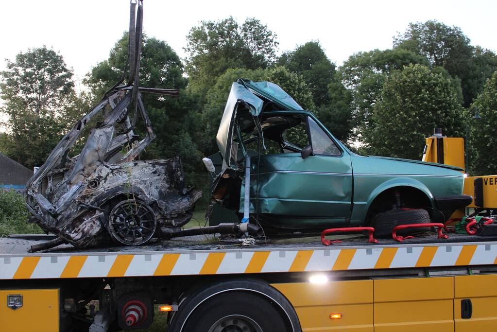 Auto's vliegen in brand na frontale aanrijding