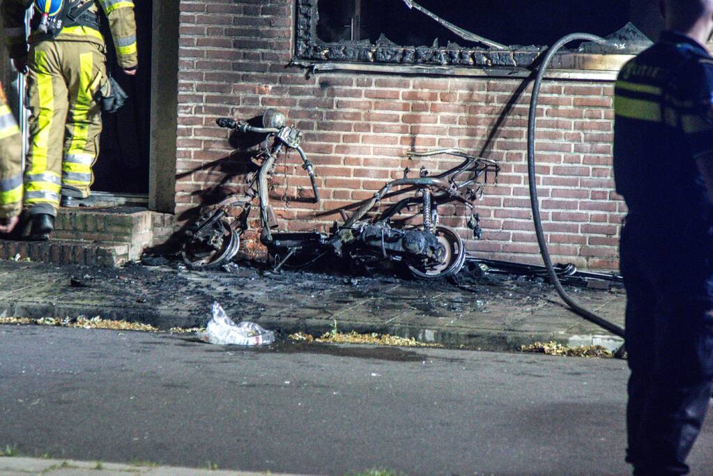 Veel schade aan woning door brandende scooter