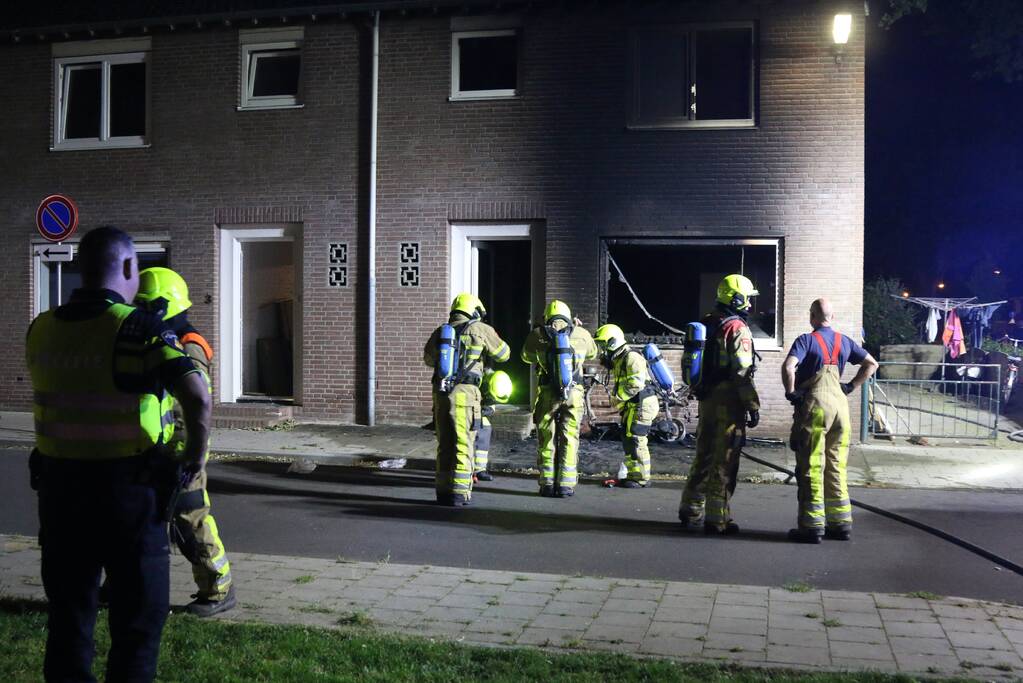 Veel schade aan woning door brandende scooter