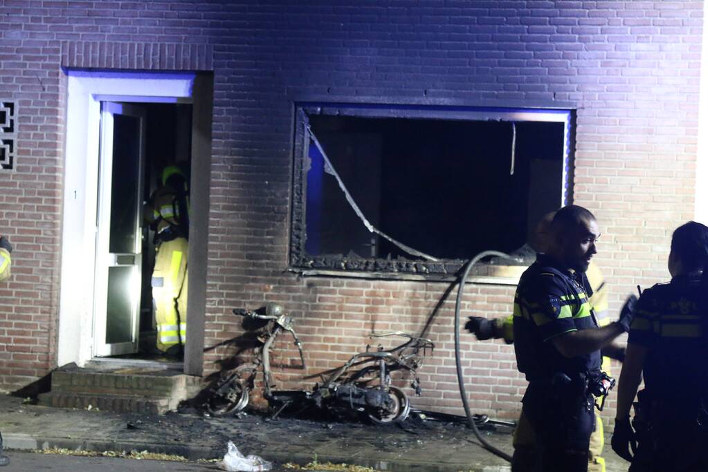 Veel schade aan woning door brandende scooter