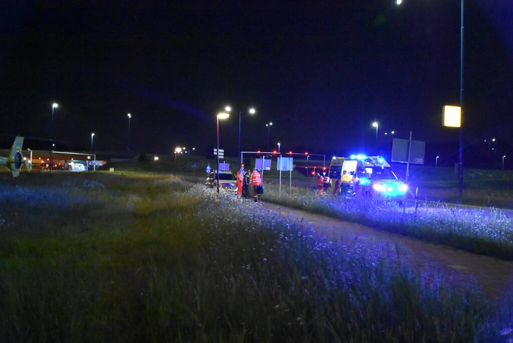 Persoon valt van twee hoog naar beneden en raakt gewond