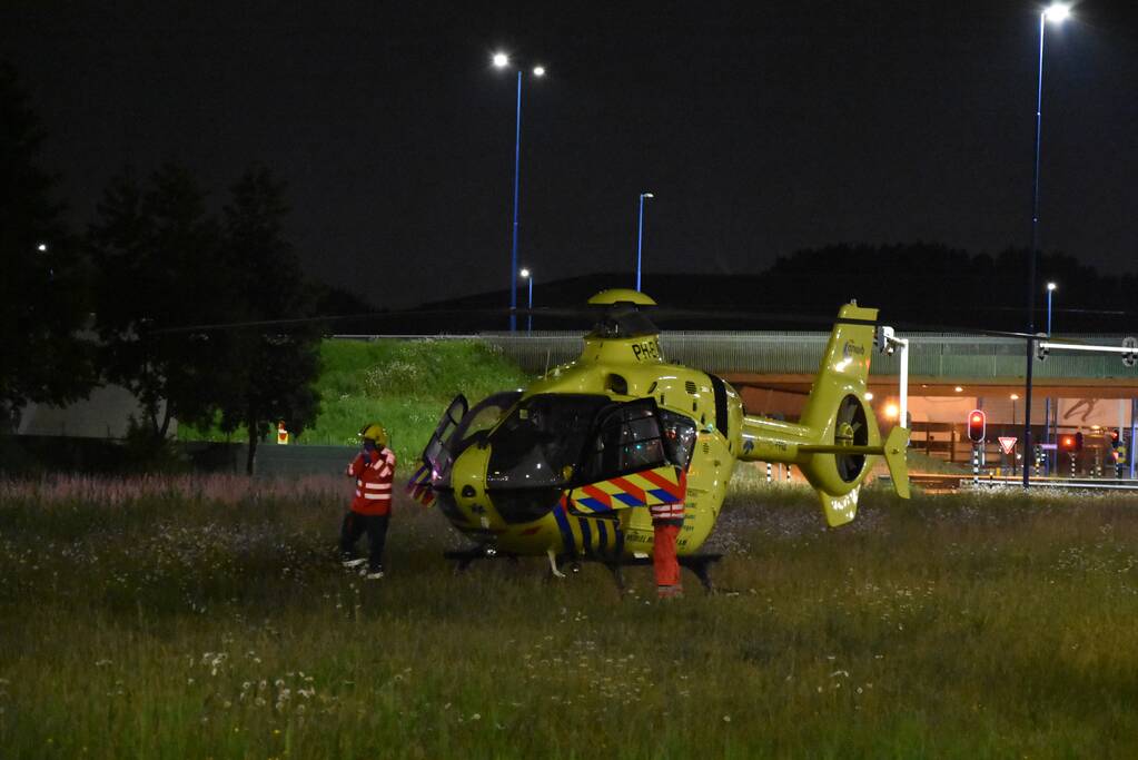 Persoon valt van twee hoog naar beneden en raakt gewond