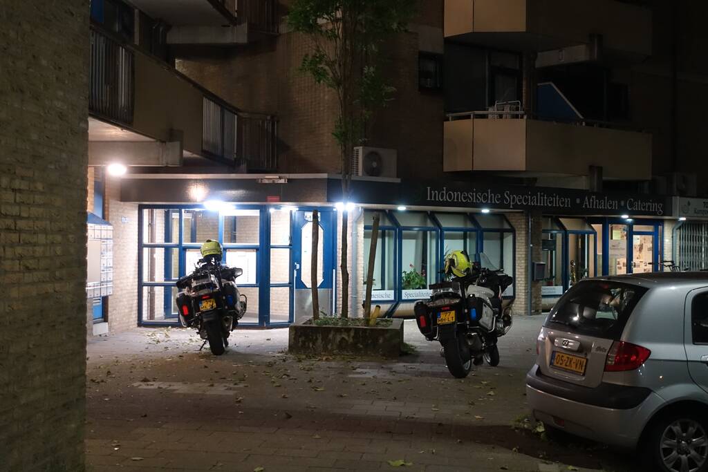 Persoon valt van twee hoog naar beneden en raakt gewond