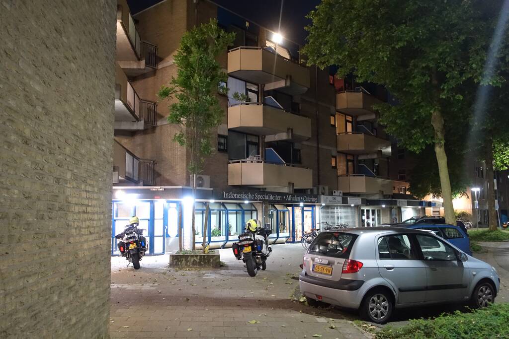 Persoon valt van twee hoog naar beneden en raakt gewond