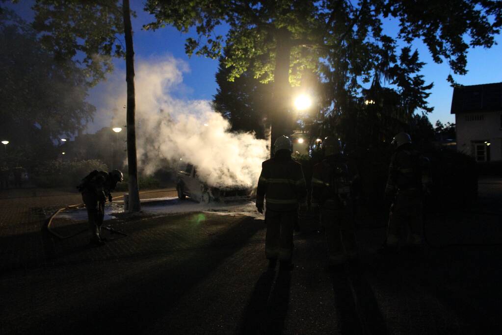 Bedrijfsbus brandt uit, vermoedelijk brandstichting