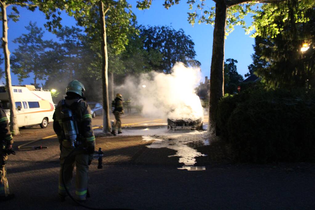 Bedrijfsbus brandt uit, vermoedelijk brandstichting