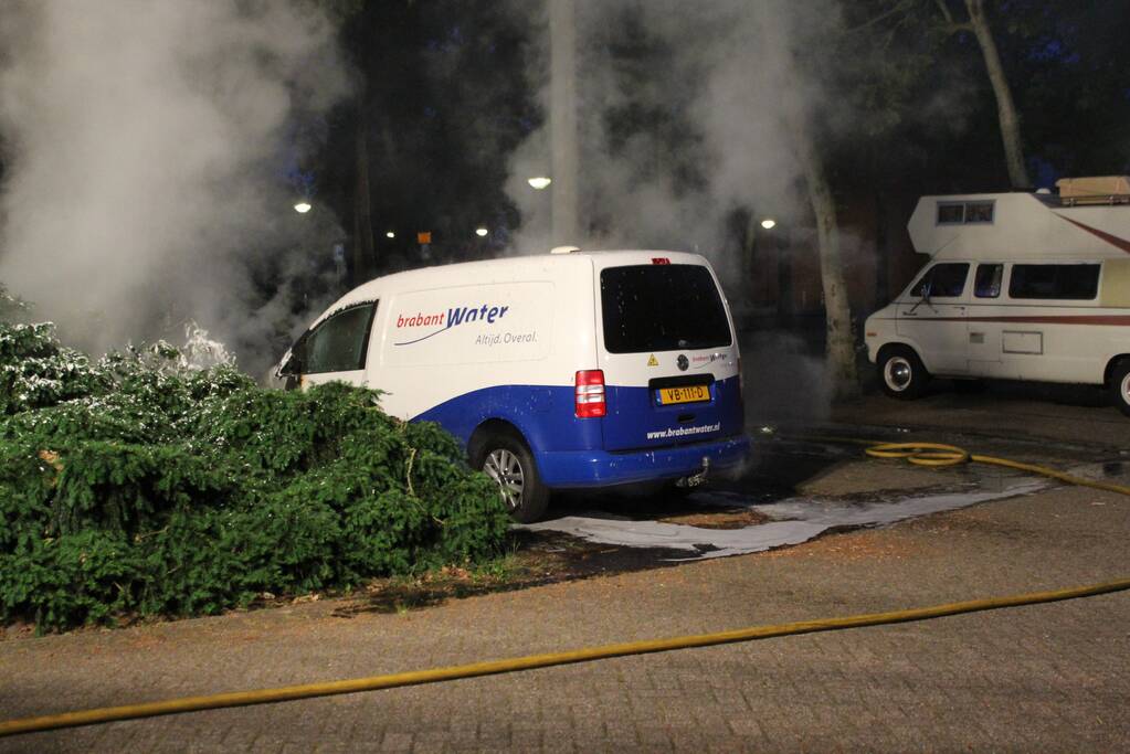 Bedrijfsbus brandt uit, vermoedelijk brandstichting