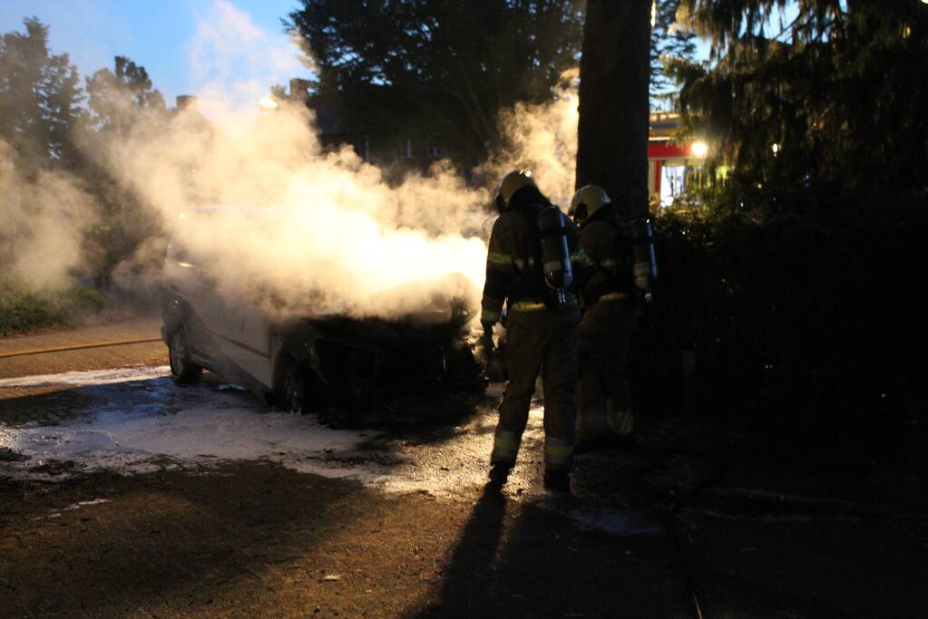 Bedrijfsbus brandt uit, vermoedelijk brandstichting