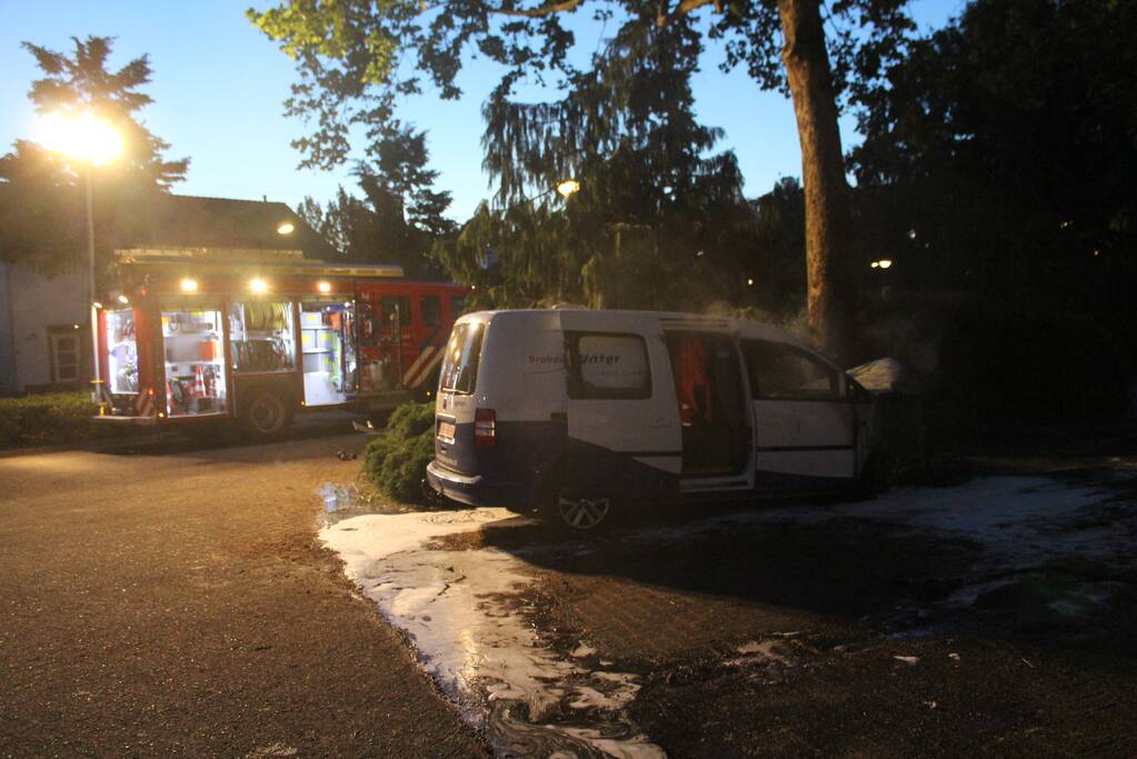Bedrijfsbus brandt uit, vermoedelijk brandstichting