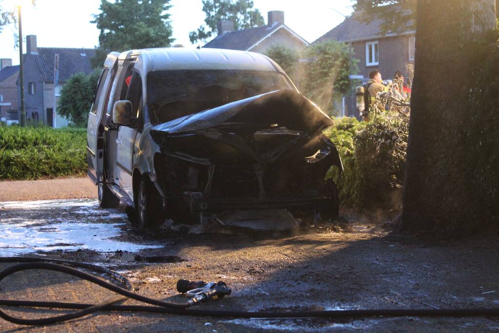 Bedrijfsbus brandt uit, vermoedelijk brandstichting