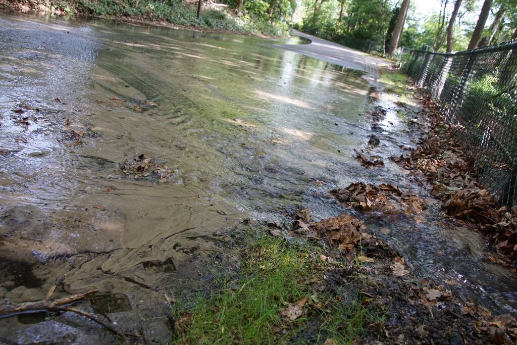 Straat blank door gesprongen waterleiding