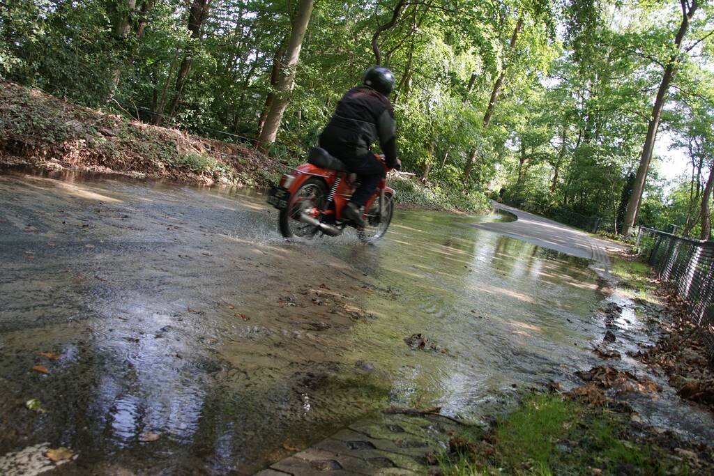 Straat blank door gesprongen waterleiding