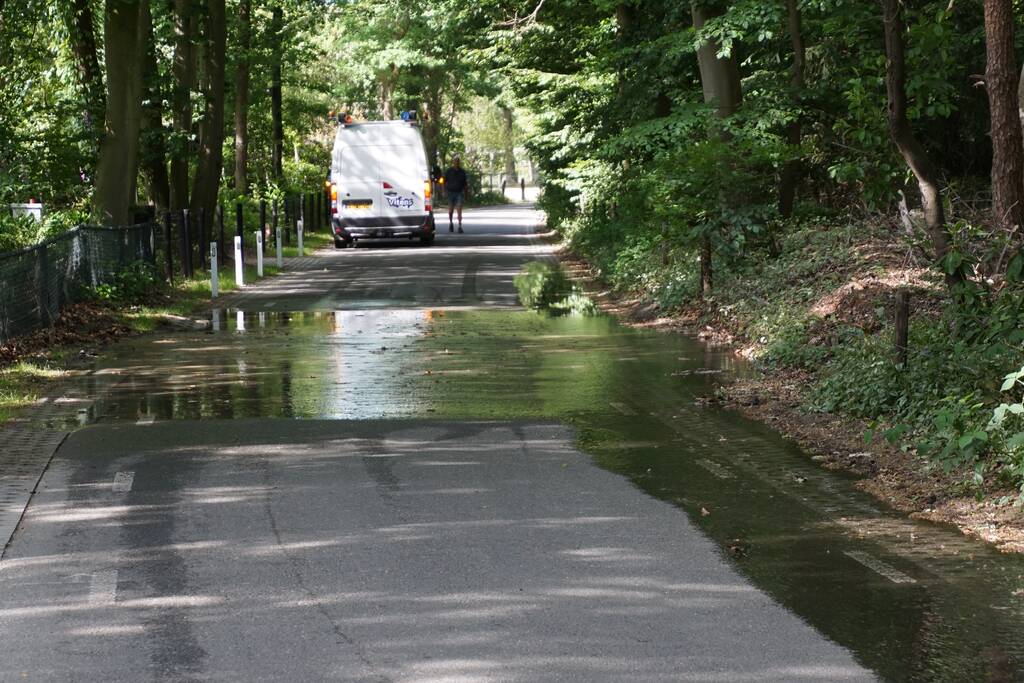 Straat blank door gesprongen waterleiding