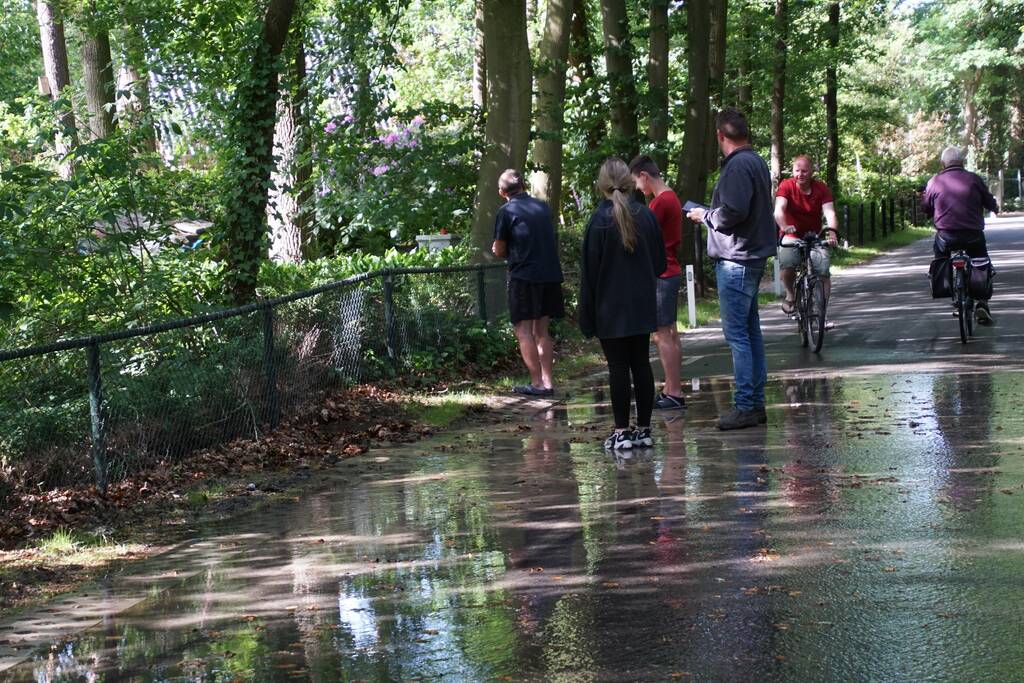 Straat blank door gesprongen waterleiding