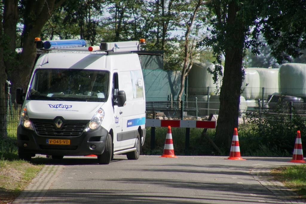 Straat blank door gesprongen waterleiding