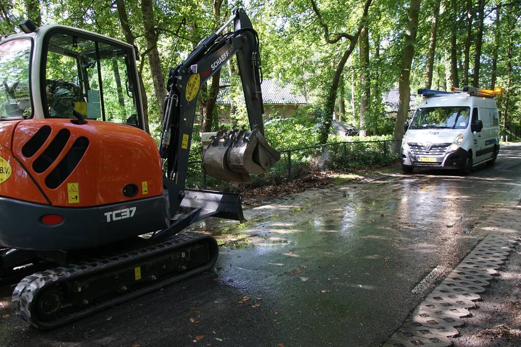 Straat blank door gesprongen waterleiding